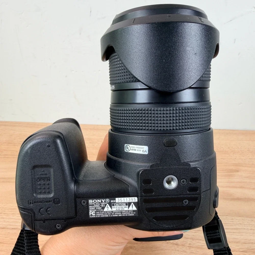 Sony Cyber-shot DSC-R1 10.3MP Bridge Camera w/ Carl Zeiss Vario-Sonnar 24-120mm